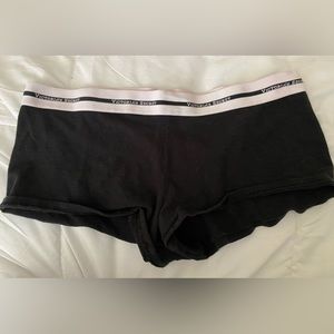 Women’s Victoria Secret Minishort “Shortie”.